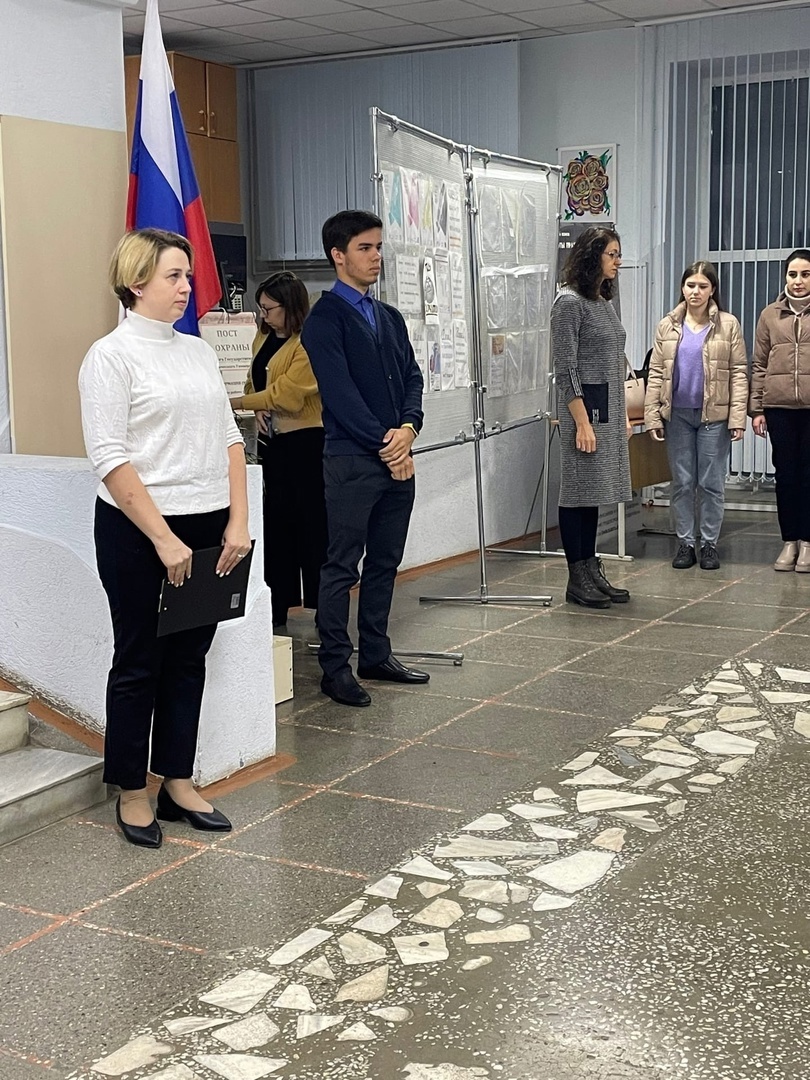 Новая учебная неделя в нашем Колледже начинается с традиционного патриотического мероприятия, посвященного подъему государственного флага Российской Федерации!