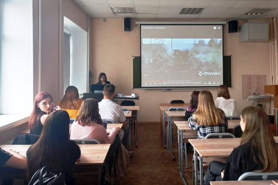 В рамках акции "Я горжусь" сегодня для студентов групп СЮо-211, СЭо-211 и СБо-211 был организован кинопоказ фильма "Подольские курсанты"