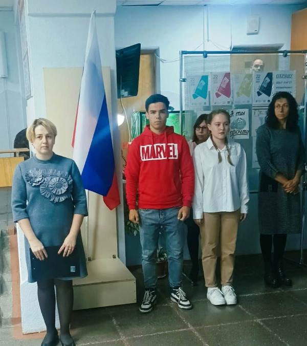 И вновь в нашем Колледже рабочая неделя начинается с традиционного патриотического мероприятия, посвященного подъему государственного флага Российской Федерации!